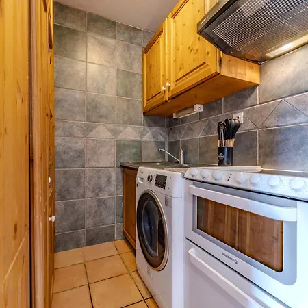 Alpine With Balcony Near The Slopes - Résidence Les Balcons De * Val Thorens